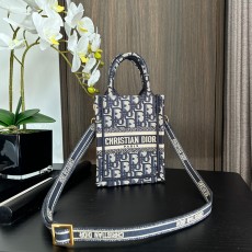 디올 북 토트 자수 미니 휴대폰 백 블루 S5555CRIW