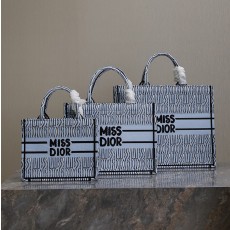 디올 북 토트 백 미스 디올 올오버 페일 블루 블랙 M1296ZEZE_M44W