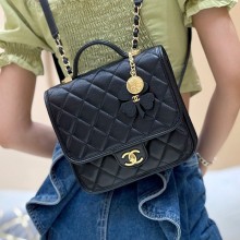 샤넬 25FW 사각 백팩 체인 탑핸들 플랩 CC로고 클로버 백참 블랙 캐비어 AS5715