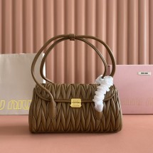 미우미우 마틀라쎄 레더 숄더백 브라운 5BD265