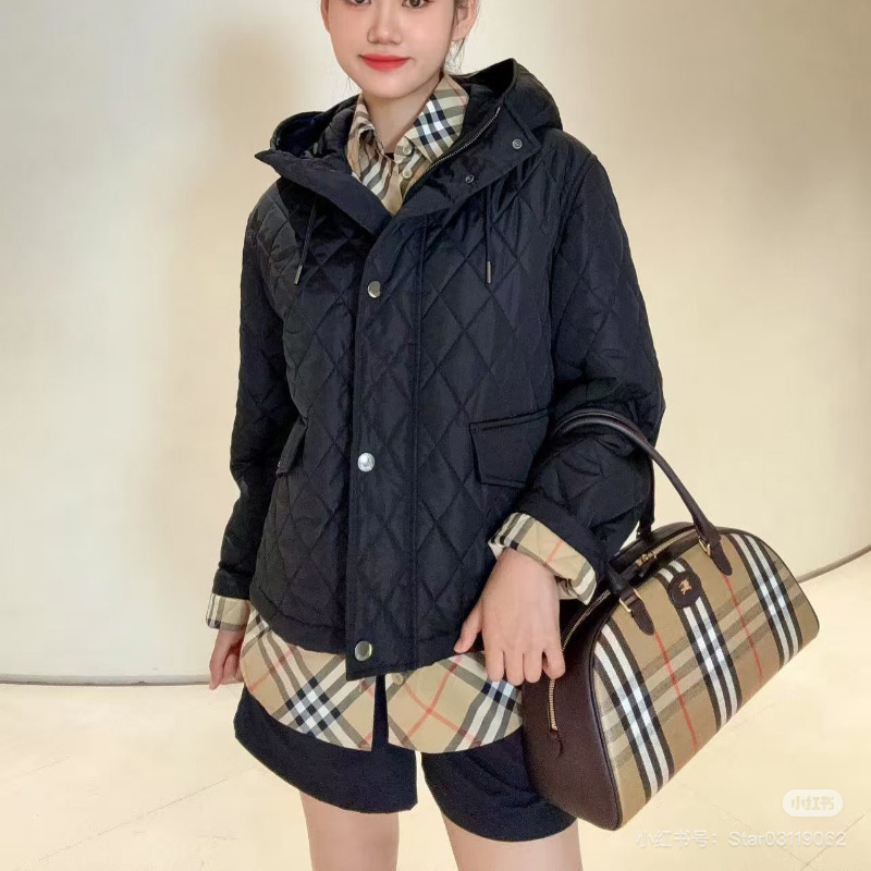 버버리 크롭 퀼티드 나일론 후드 자켓 블랙 81131161 F