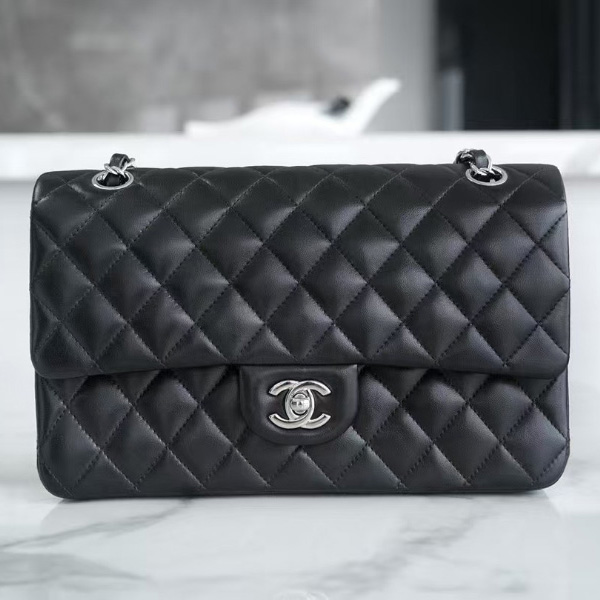 샤넬 클래식 미듐 램스킨 은장 플랩백  A01112