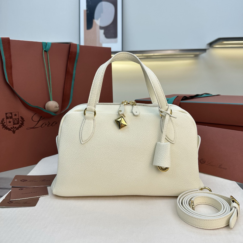 로로피아나 니들백 스몰 미디엄 크로스백 화이트 FAP2001