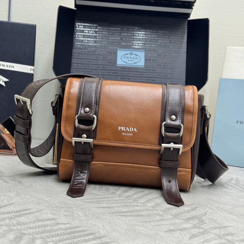 프라다 가죽 버클 크로스바디 백 카멜 2VD078