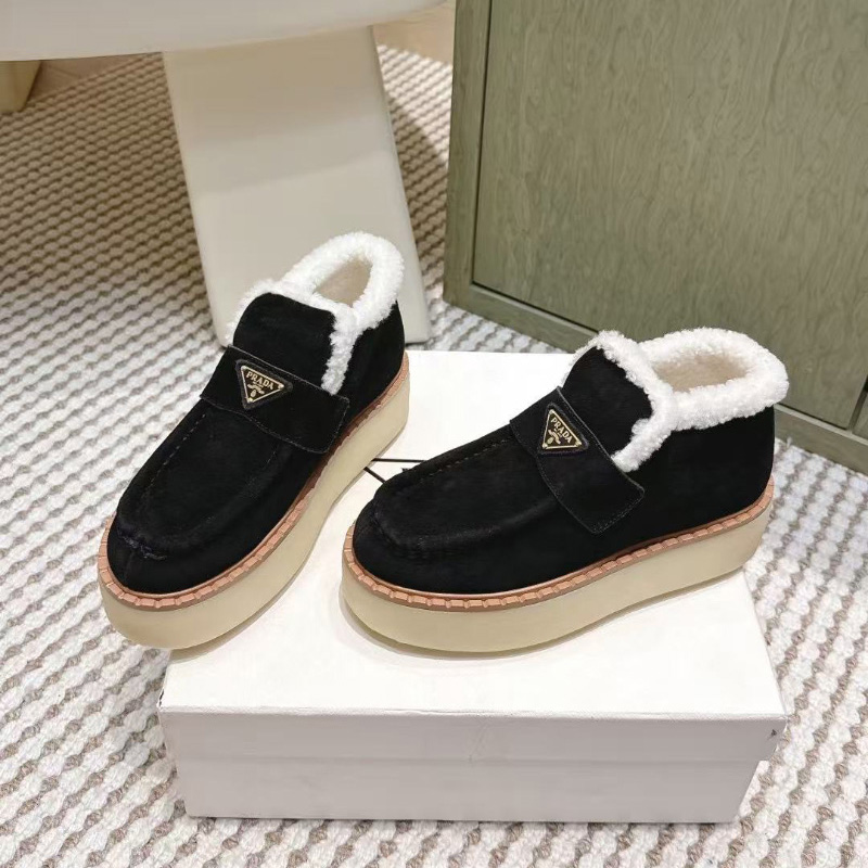 프라다 삼각 로고 스웨이드 시어링 로퍼 블랙 1D717N