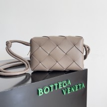 보테가베네타 스몰 카세트 브라운 크로스백 709417