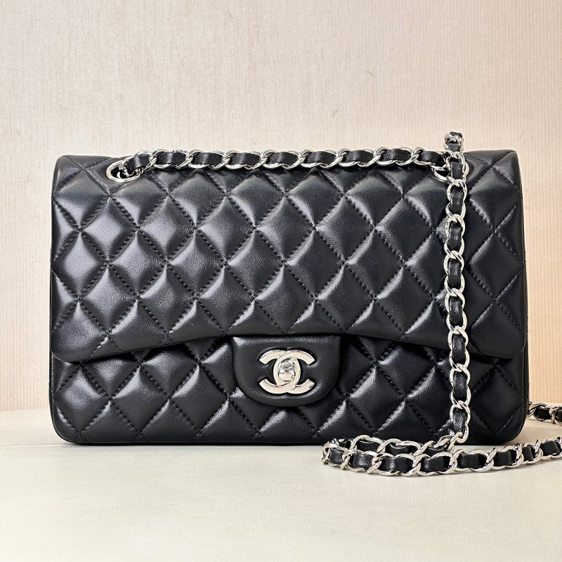 샤넬 클래식 미듐 블랙 램스킨 금장 은장 A01112