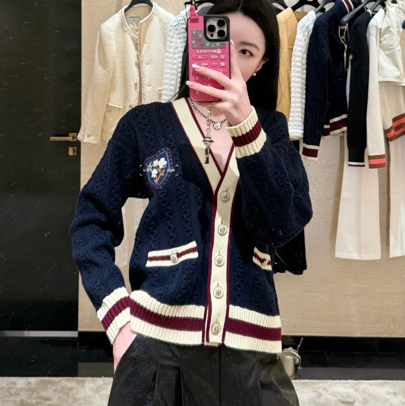 샤넬 26C 크루즈 캐시미어 가디건 브이넥 CC로고 패치  P81052  H