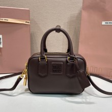 미우미우 아르카디 가죽 토트백 커피색 5BB123