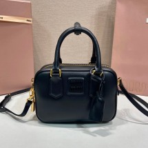 미우미우 아르카디 가죽 토트백 블랙 5BB123