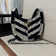 발렌티노 황동장식 V패치 스웨이드 가죽 숄더백 스몰