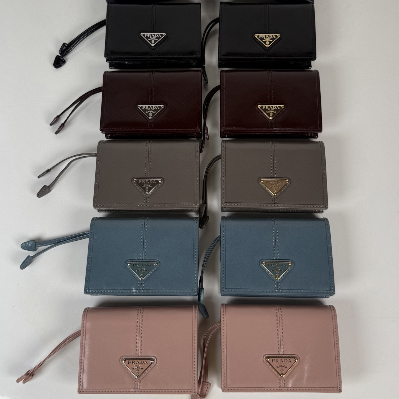 프라다 트라이앵글 로고 폴더형 지갑 1MV204