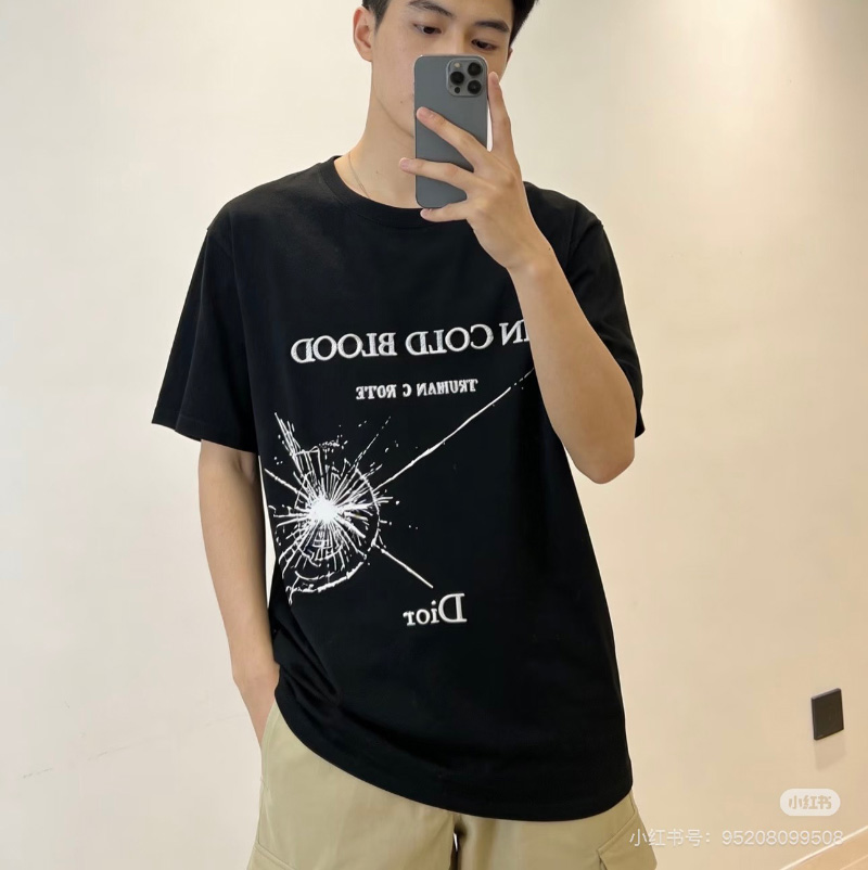 디올 티셔츠 릴랙스핏 자수 북커버 프린트 683J629A0677  D