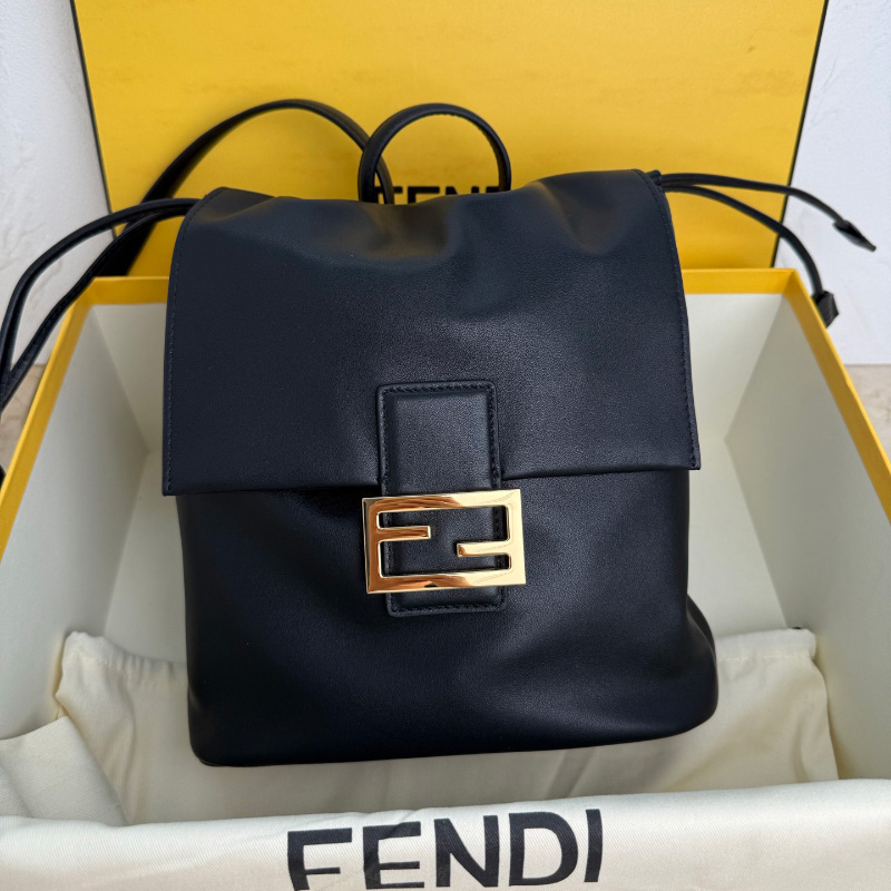 펜디 메탈 FF 로고 디테일 가죽 백팩 2컬러 8BZ057