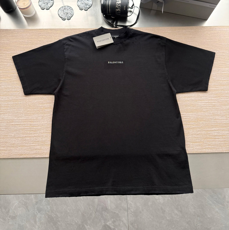 발렌시아가 뉴 백 미디엄 핏 티셔츠 764235TPVK11569  D