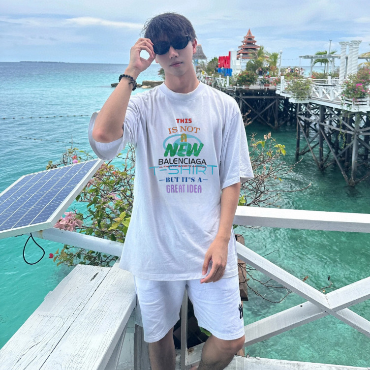 발렌시아가 뉴 백 미디엄 핏 티셔츠  2컬러 764235  D