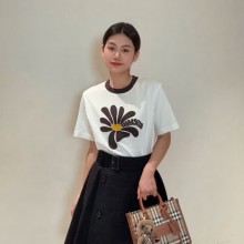 버버리 데이지 꽃 프린트 코튼 티셔츠 81262551 D