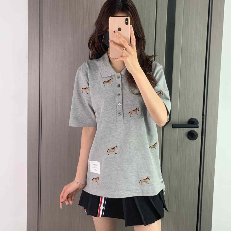 톰브라운 홀스 자수 반소매 폴로 셔츠 남여공용 3컬러 FJP126E00050100  H