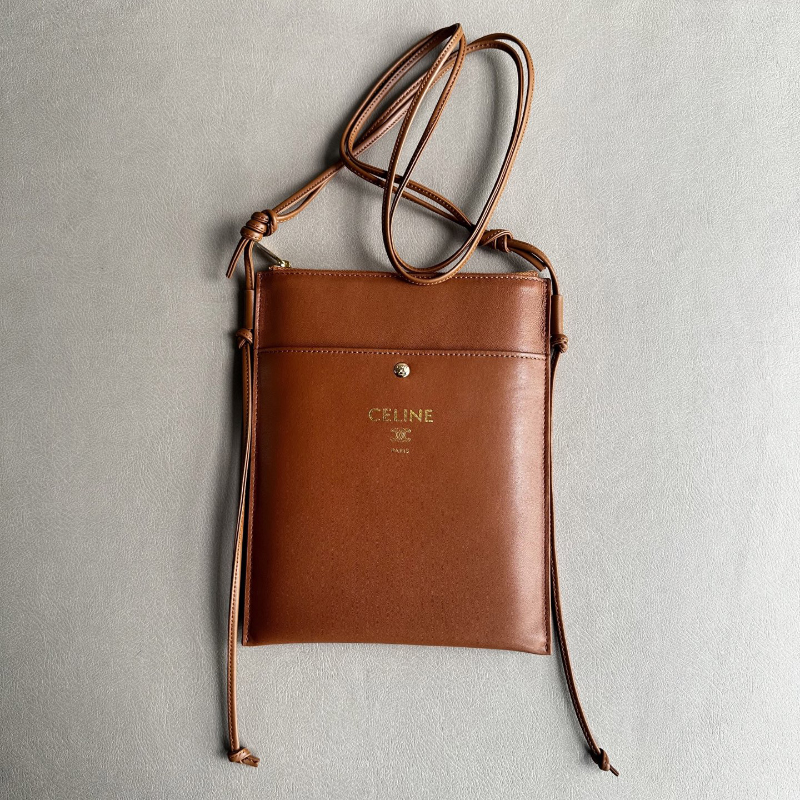셀린느 26SS 샤프 파우치 스무스 램스킨 카멜 10P812K05
