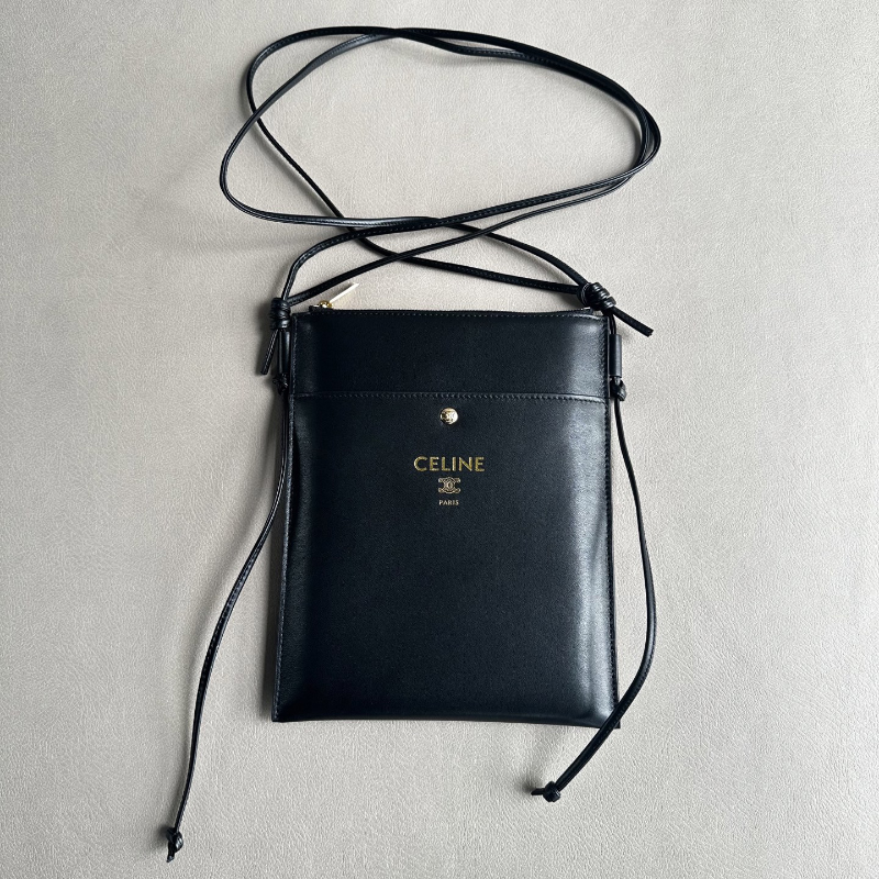 셀린느 26SS 샤프 파우치 스무스 램스킨 블랙 10P812K05