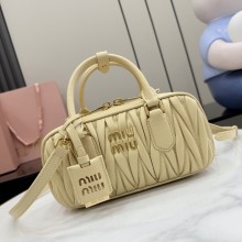 미우미우 아르카디 마틀라쎄 나파 가죽 백 베이지 5BB142