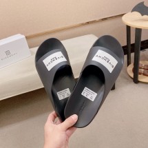 지방시 라벨 슬라이드 뮬 고무 남성 슬리퍼 블랙 BH302MH1Y1