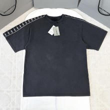 발렌시아가 남여공용 반팔 티셔츠 2컬러 764235TTVP81041  Y