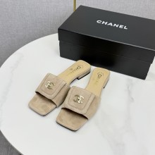 샤넬 26SS 턴락 CC 스웨이드 뮬 샌들 굽1.5CM 베이지 G47213  JM