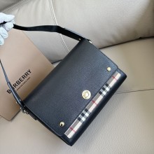 버버리 노트 빈티지 체크 레더 크로스백 블랙 8021110