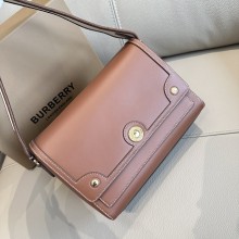 버버리 노트 탑 스티치 미디움 크로스 바디백 80430551