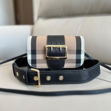 버버리 버클 크로스 바디 백 블랙 브라운 40224601