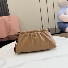 미우미우 나파 가죽 파우치 5NE030