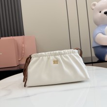 미우미우 나파 가죽 화이트 파우치 5NE030