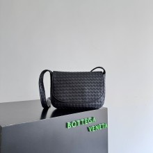 보테가베네타 26FW 미드나잇 베네토 플랩 메신저 백 843836