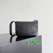 보테가베네타 26FW 미드나잇 베네토 플랩 블랙 메신저 백 843836
