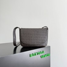 보테가베네타 26FW 미드나잇 베네토 플랩 브라운 메신저 백 843836