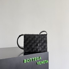보테가베네타 FW26 남성  블랙 크로스백 876364